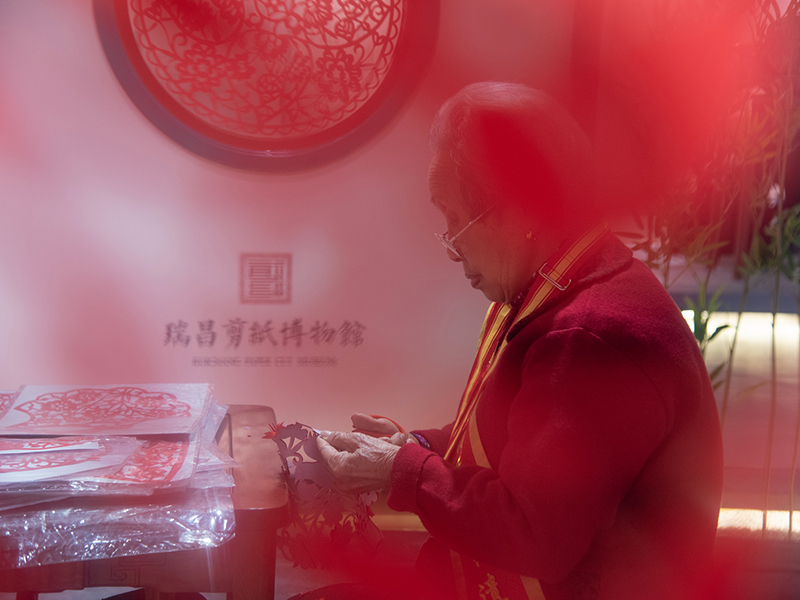《剪纸传承人》
