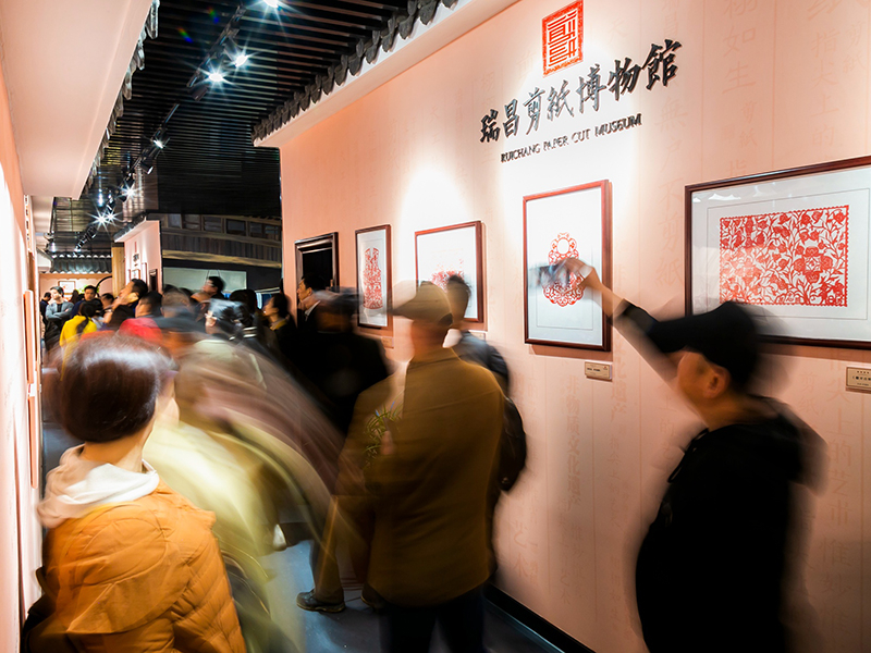 《游人如织》